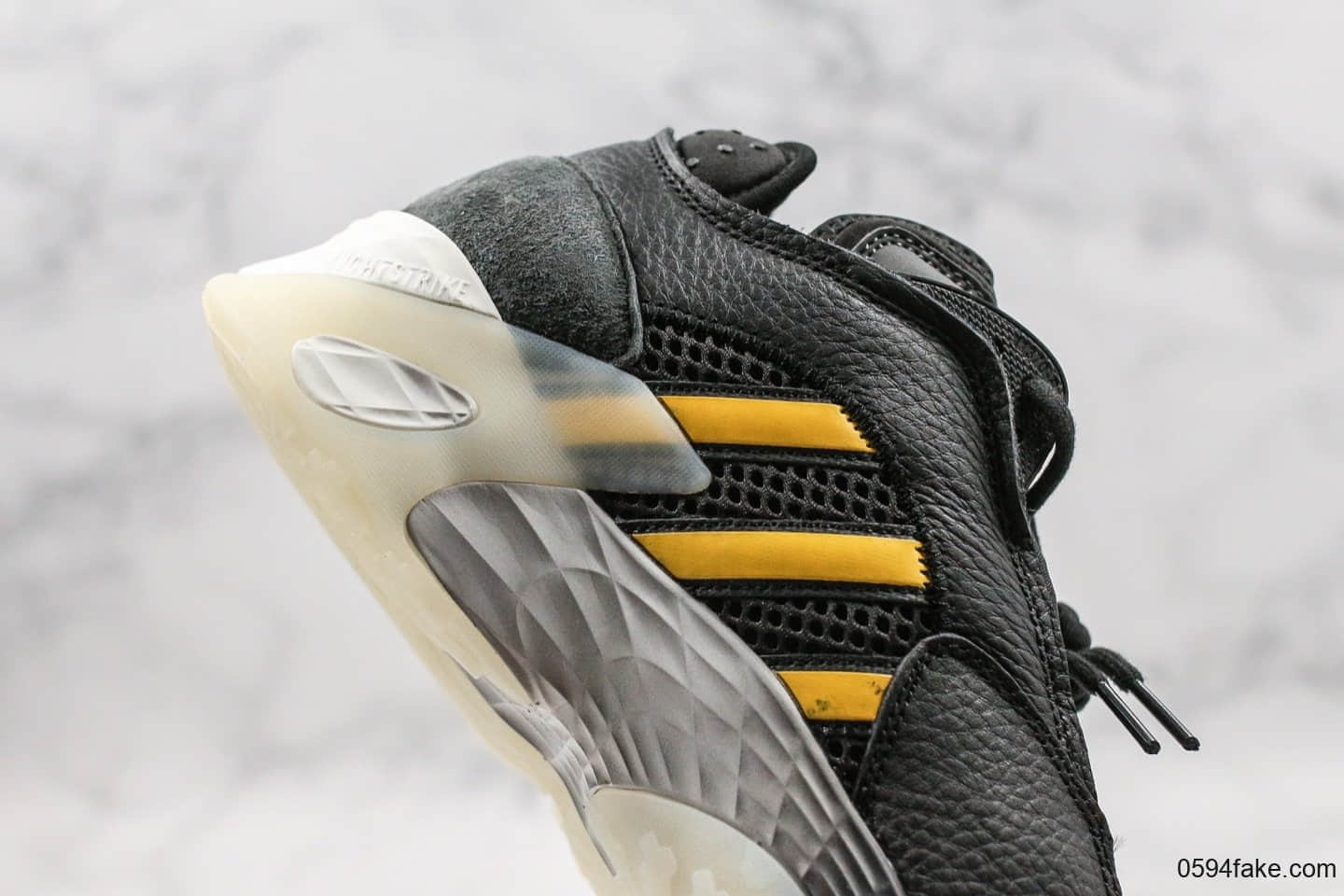 阿迪达斯Adidas streetball纯原版本街头风格小椰子700全新配色鞋面采用大面积荔枝皮搭配橡胶外底时尚老爹鞋 货号:EE5926