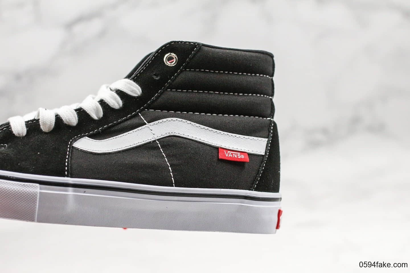 万斯Vans Sk8-Hi Pro公司级中帮铁环扣黑白原厂硫化大底增强Duracap橡胶垫鞋面由帆布和绒面革拼接而成