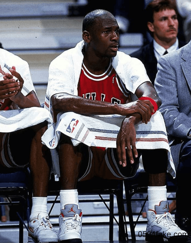 还是熟悉的“流川枫”配色!Air Jordan 5“Fire Red”最新实物图曝光!明年发售! 货号:CT4838-102