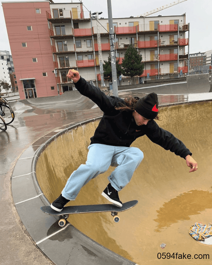 “大白鲨”图案的Swoosh logo!这双OSKi x Nike SB Dunk High你打几分?