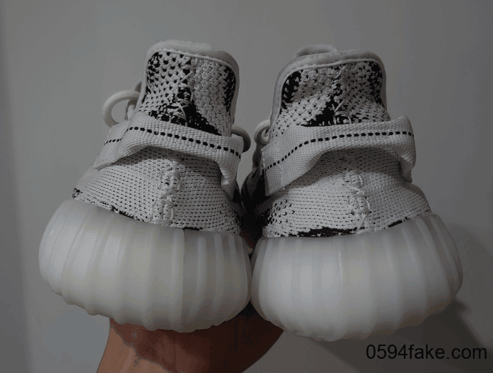 白斑马 Yeezy 350 V2又卷土重来了!上次没买的小伙伴有福了! 货号:CP9654