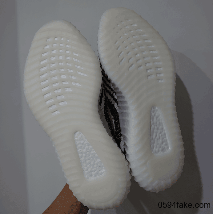 白斑马 Yeezy 350 V2又卷土重来了!上次没买的小伙伴有福了! 货号:CP9654