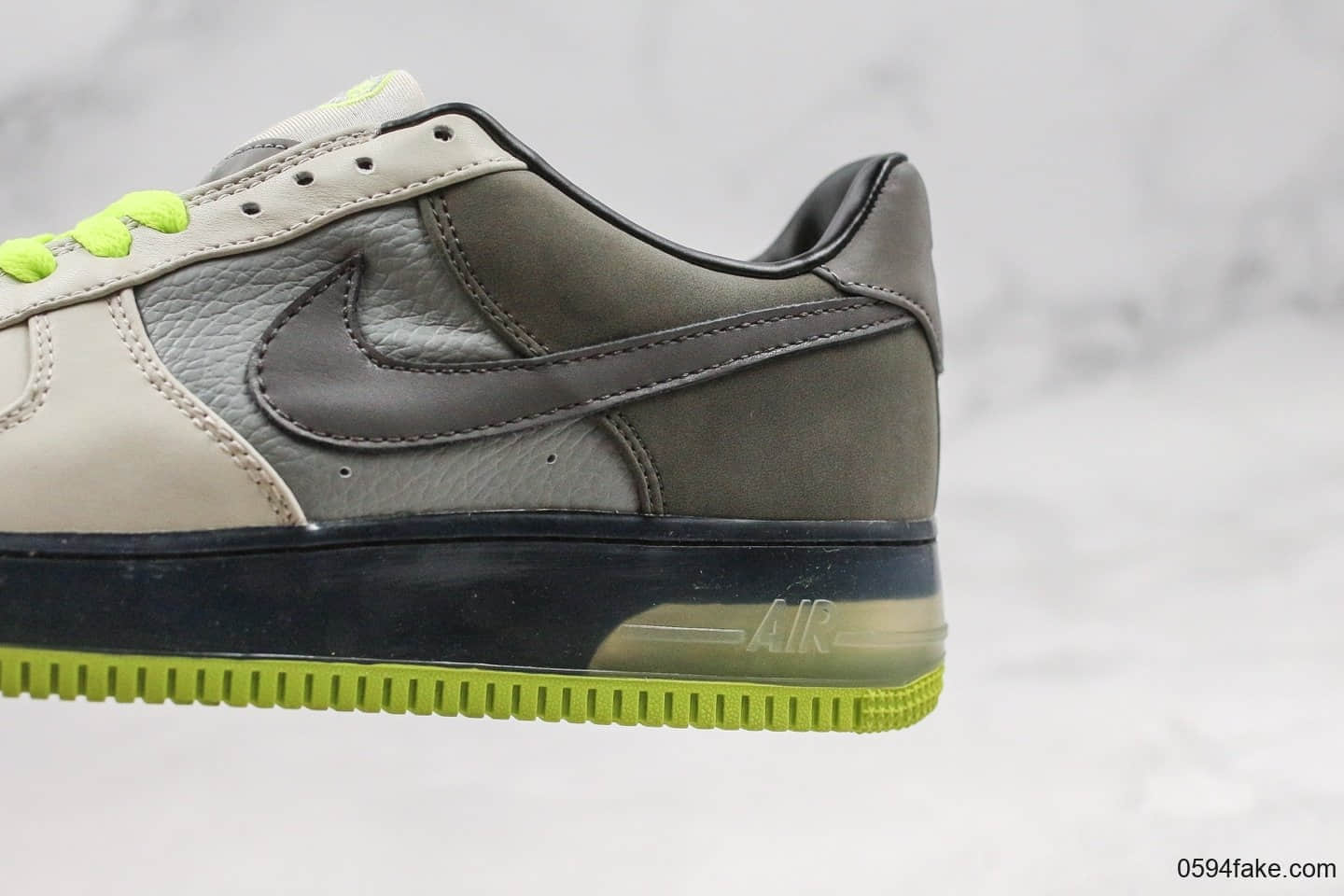 耐克Nike Air Force 1 07纯原版本低帮空军一号35周年纪念款灰绿色内置后掌可视气垫全头层牛皮打造 货号：318772-001