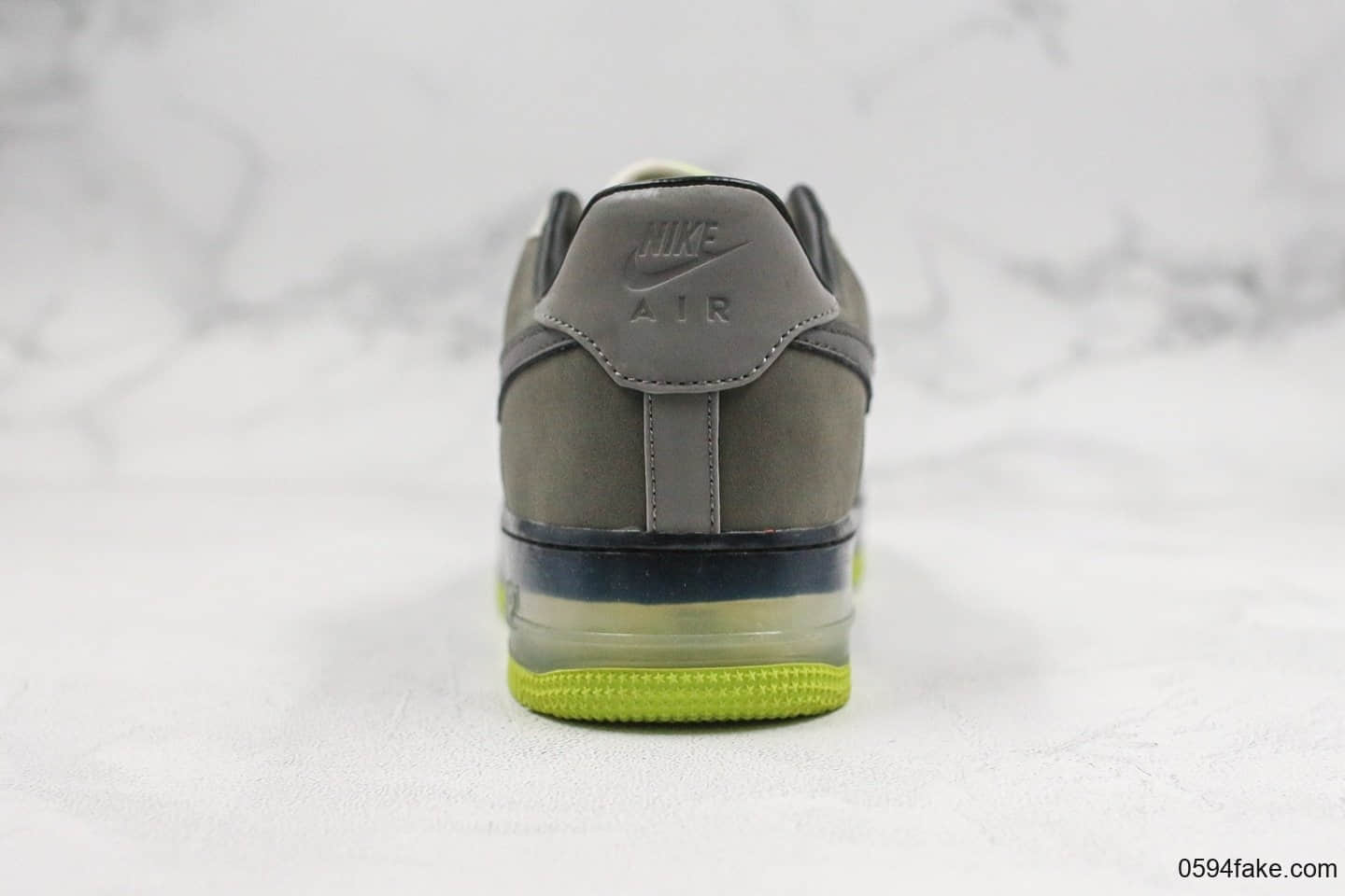 耐克Nike Air Force 1 07纯原版本低帮空军一号35周年纪念款灰绿色内置后掌可视气垫全头层牛皮打造 货号：318772-001