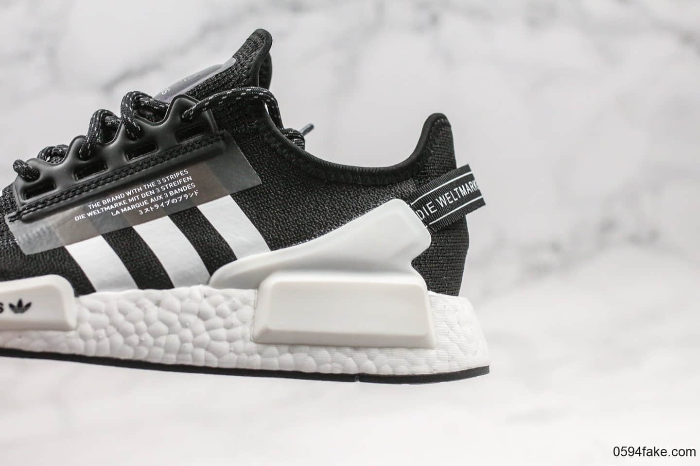 阿迪达斯Adidas NMD_R1 V2 Boost纯原版本爆米花跑鞋NMDV2黑白配色内置全掌爆米花缓震大底原盒原标 货号：FV9021