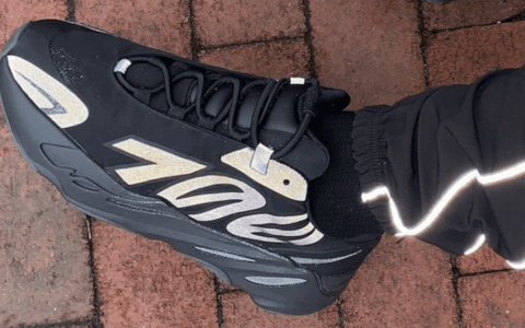 反光效果首度曝光!adidas Yeezy Boost 700 MNVN “Triple Black”将于2月8日发售! 货号:FV4440