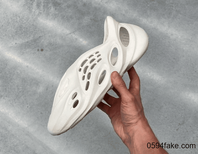 Yeezy洞洞鞋最新实物图曝光!今夏凉鞋有着落了!