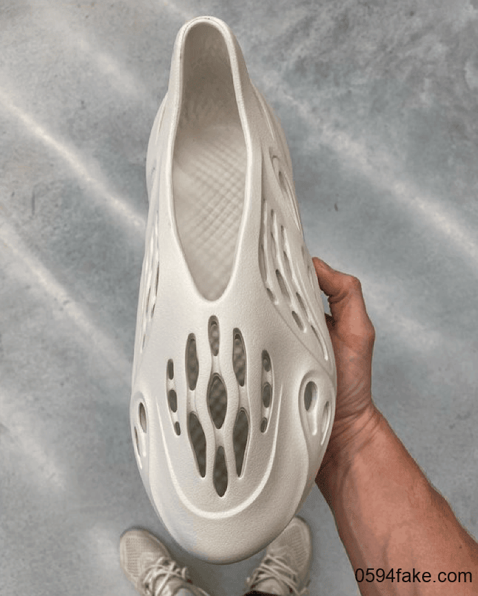 Yeezy洞洞鞋最新实物图曝光!今夏凉鞋有着落了!