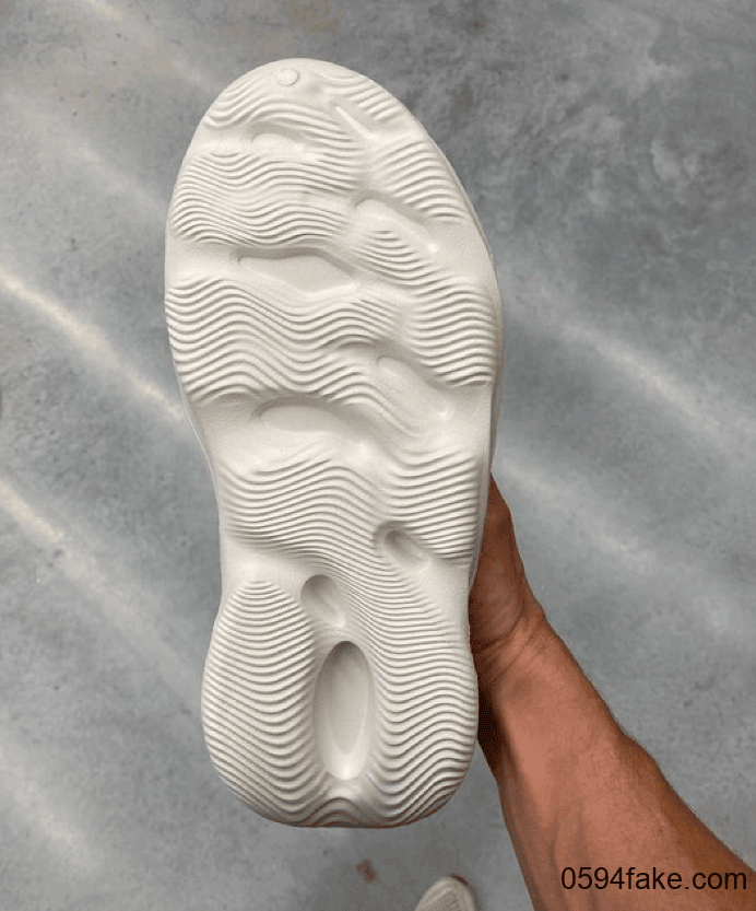 Yeezy洞洞鞋最新实物图曝光!今夏凉鞋有着落了!