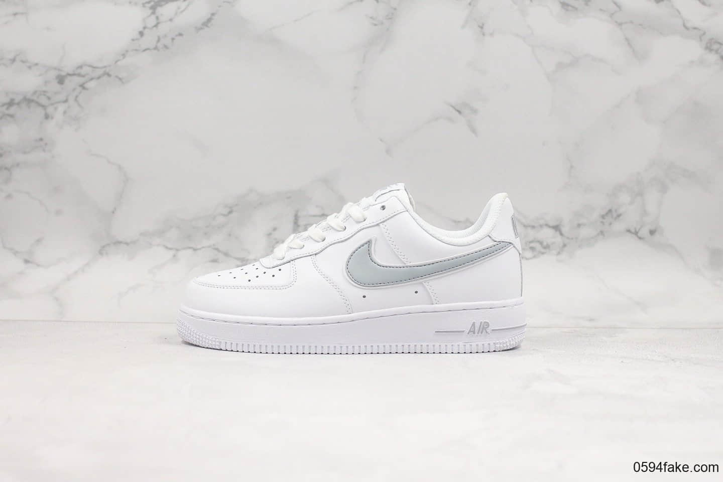 耐克Nike Air Force 1'07纯原版本低帮空军一号灰钩海外发售款内置全掌Sole气垫原盒原标 货号：AV6252-106