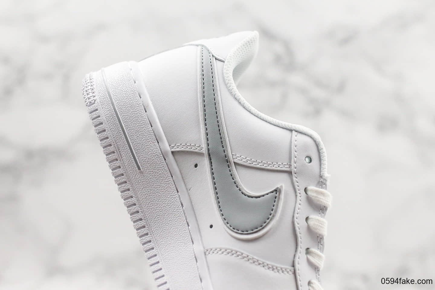耐克Nike Air Force 1'07纯原版本低帮空军一号灰钩海外发售款内置全掌Sole气垫原盒原标 货号：AV6252-106