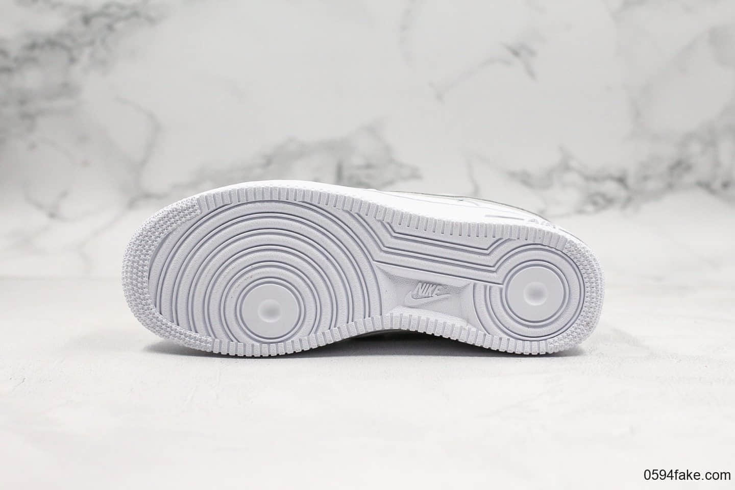 耐克Nike Air Force 1'07纯原版本低帮空军一号灰钩海外发售款内置全掌Sole气垫原盒原标 货号：AV6252-106