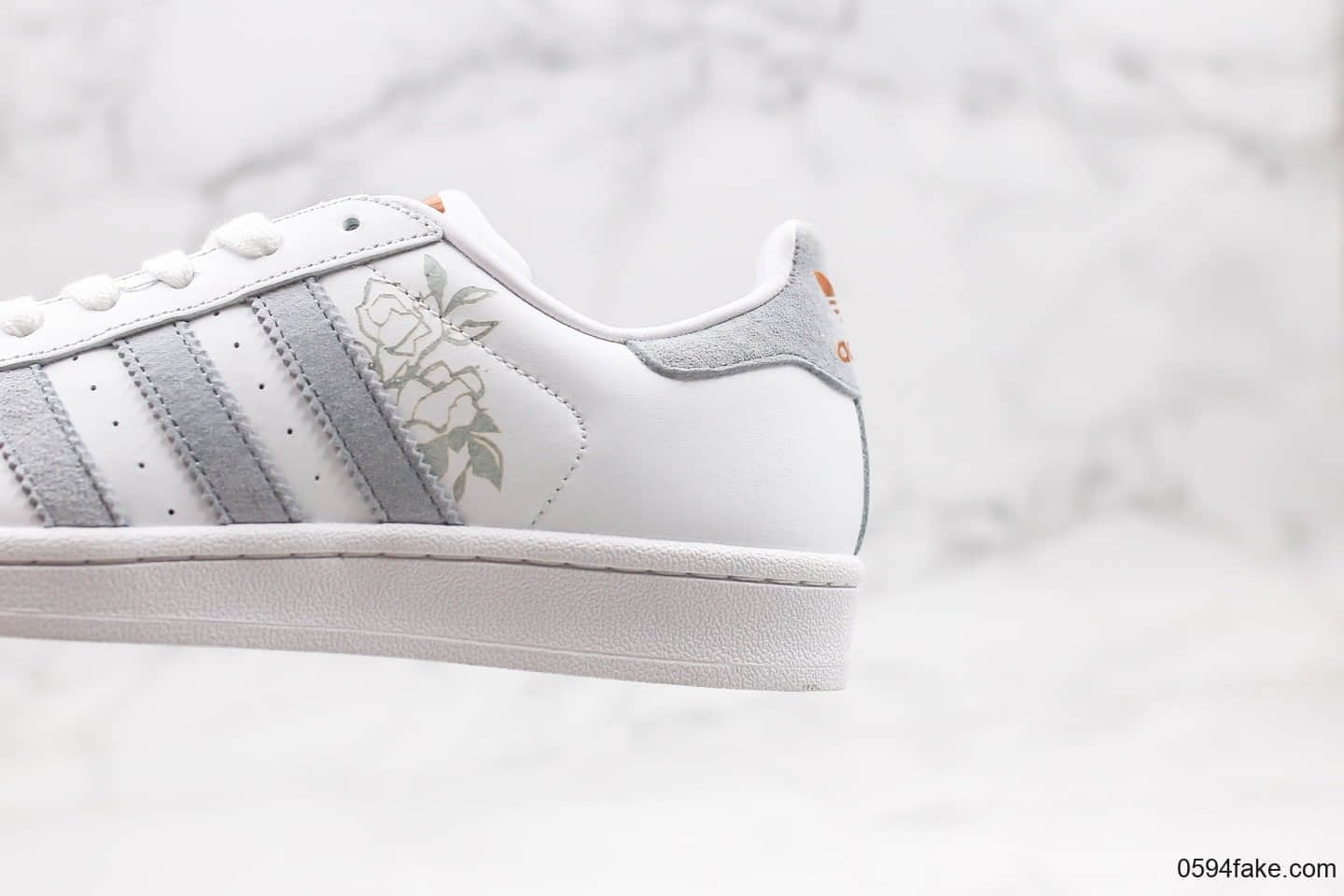 阿迪达斯Adidas SUPERSTAR W纯原版本三叶草贝壳头花卉浅棕灰色正确PU蓝底原档案数据开发 货号:CG6602