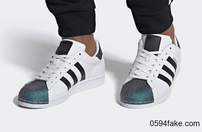 全息贝壳头!这双adidas Superstar超抢眼! 货号:FW6387