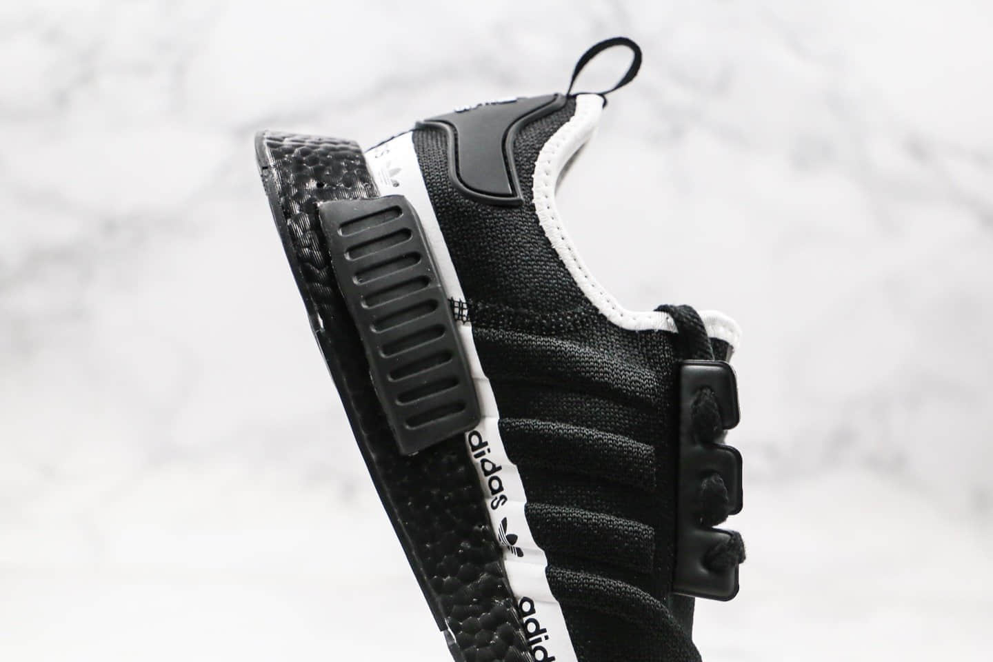 阿迪达斯Adidas Boost NMD R1纯原版本爆米花跑鞋黑白拼色NMD内置Boost颗粒大底正确弹力针织鞋面 货号:FV7307