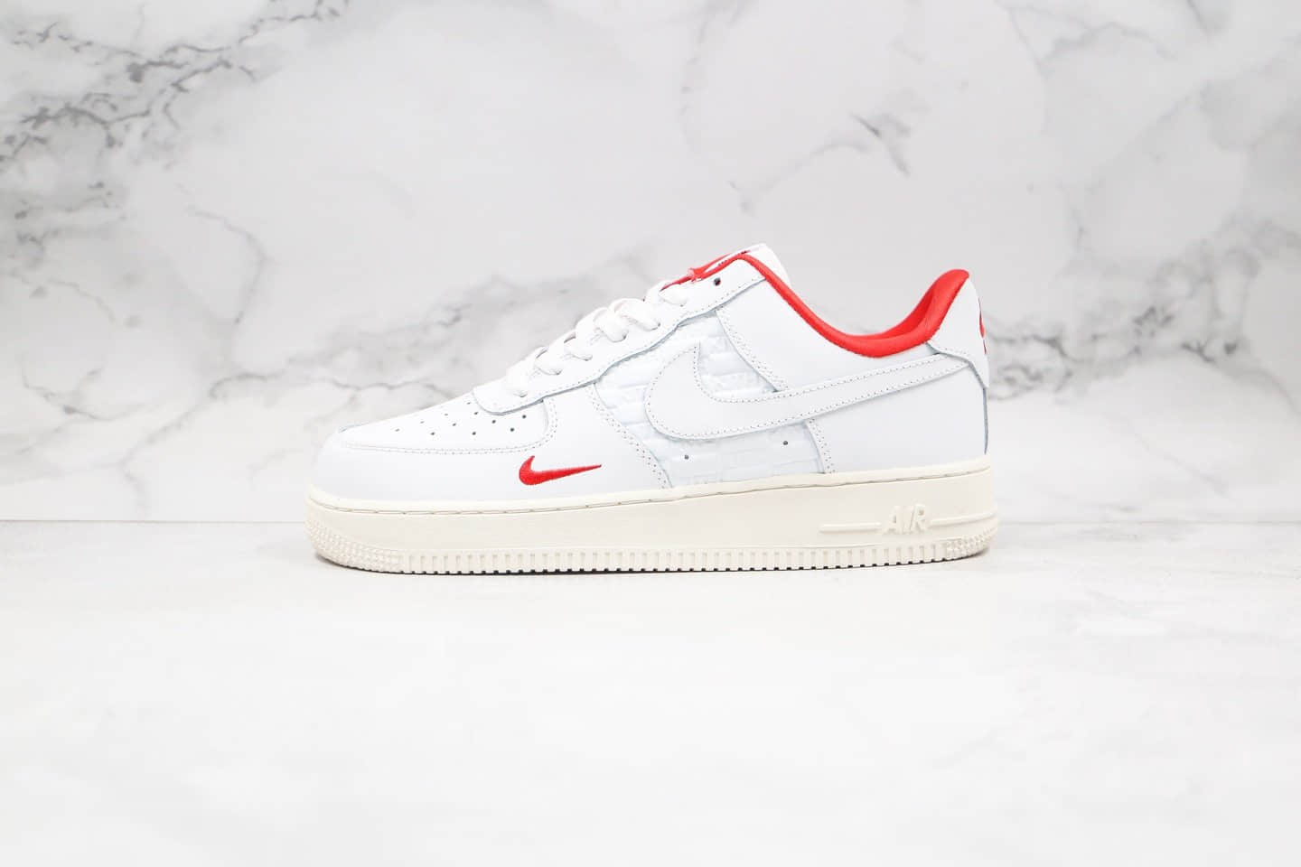 耐克KITH x Air Force1 Ronnie Fieg纯原版本低帮空军一号超级联名款浮雕印花LOGO白红色内置全掌Sole气垫原盒原标 货号:AO2132-104