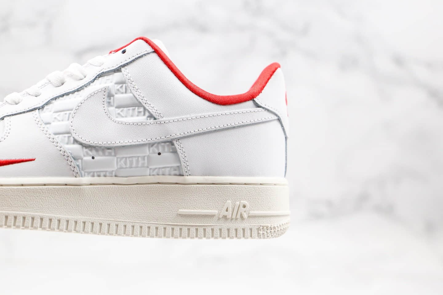 耐克KITH x Air Force1 Ronnie Fieg纯原版本低帮空军一号超级联名款浮雕印花LOGO白红色内置全掌Sole气垫原盒原标 货号:AO2132-104