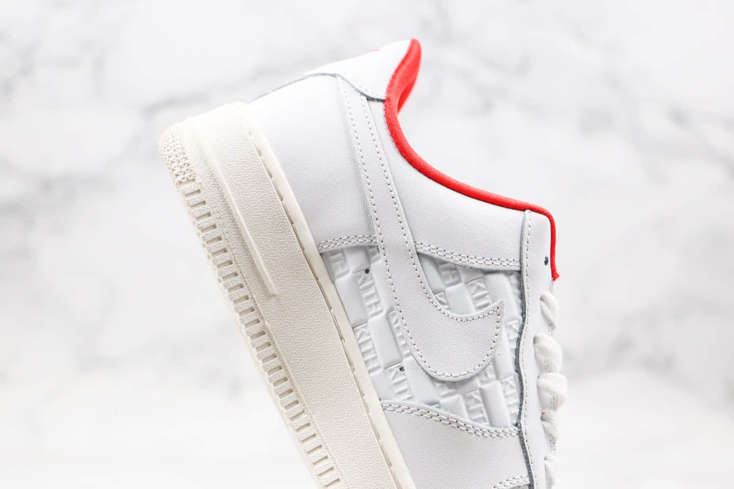 耐克KITH x Air Force1 Ronnie Fieg纯原版本低帮空军一号超级联名款浮雕印花LOGO白红色内置全掌Sole气垫原盒原标 货号:AO2132-104
