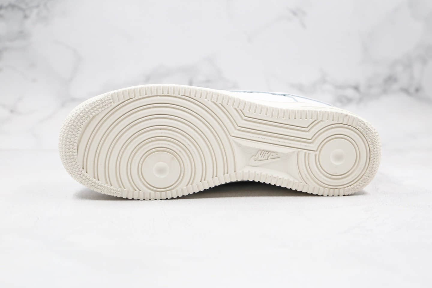 耐克KITH x Air Force1 Ronnie Fieg纯原版本低帮空军一号超级联名款浮雕印花LOGO白红色内置全掌Sole气垫原盒原标 货号:AO2132-104