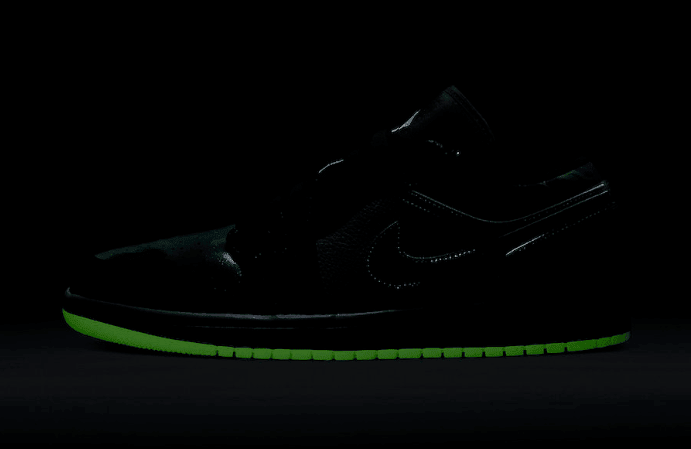 夜光外底+蛇纹皮革+炫彩银河图案!这双低帮AJ1亮点不少! 货号:CW7309-090