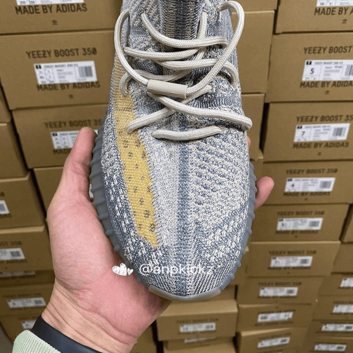 全新 Yeezy 350 V2曝光!实物清爽百搭!