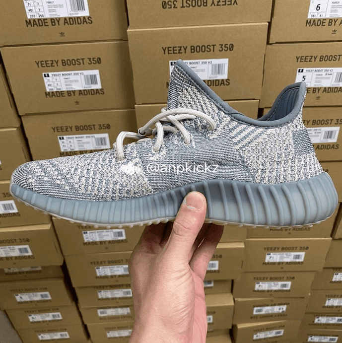 全新 Yeezy 350 V2曝光!实物清爽百搭!
