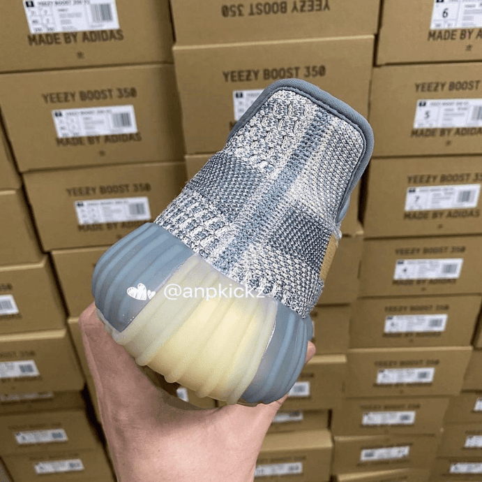 全新 Yeezy 350 V2曝光!实物清爽百搭!