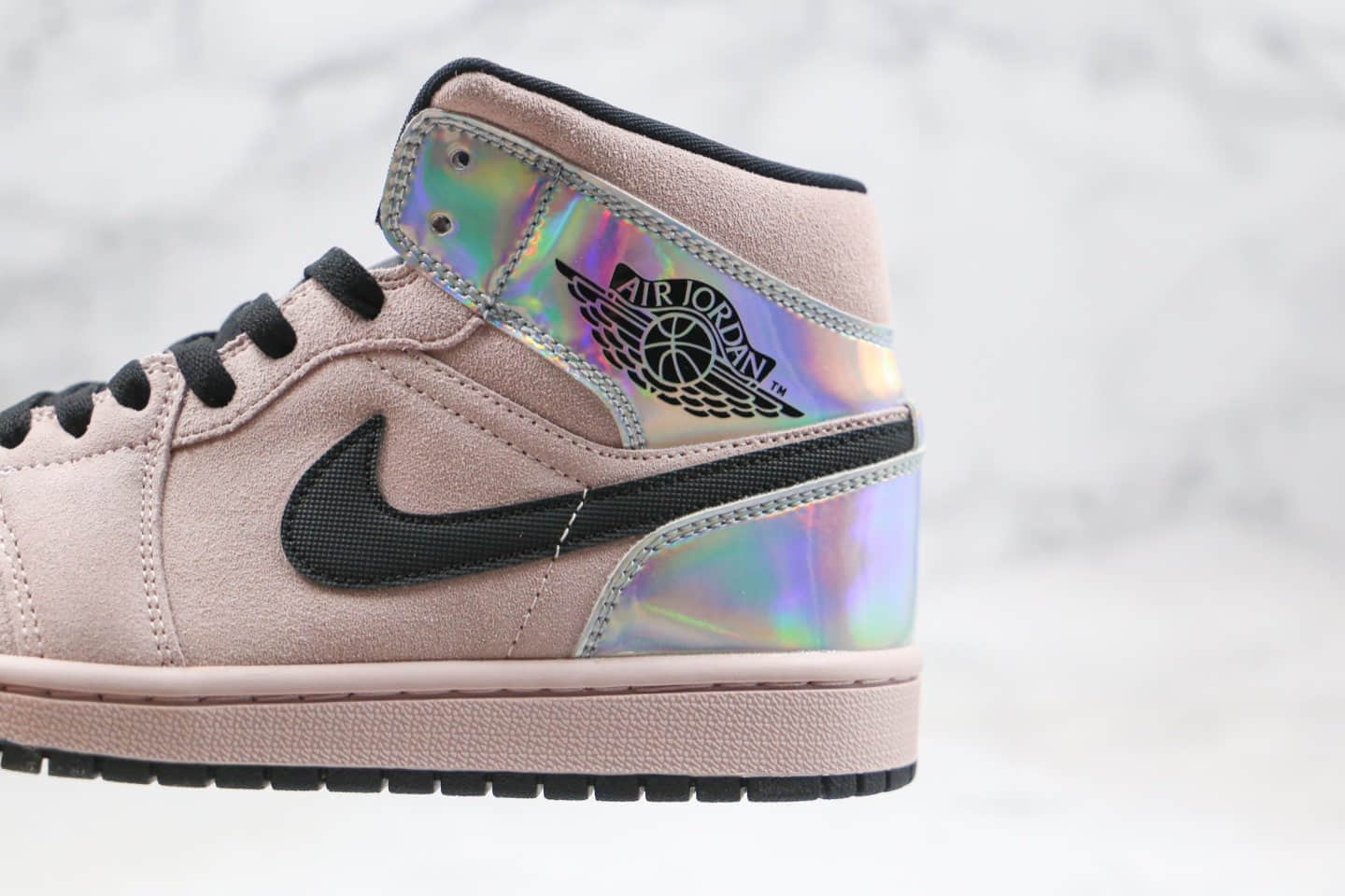 乔丹Air Jordan 1 Mid GS纯原版本中帮AJ1镭射粉色原盒原标原楦头纸板打造 货号:BQ6472-602