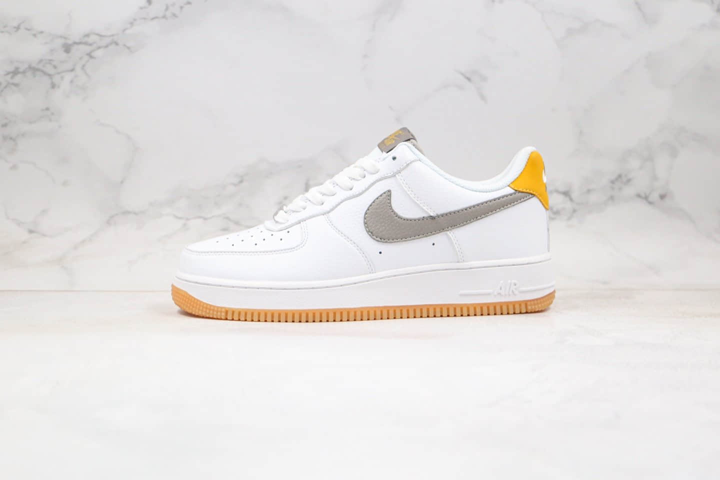 耐克Nike WMNS Air Force 1'07纯原版本低帮空军一号白灰黄色灰钩内置气垫原厂黑盒 货号:CJ8836-100