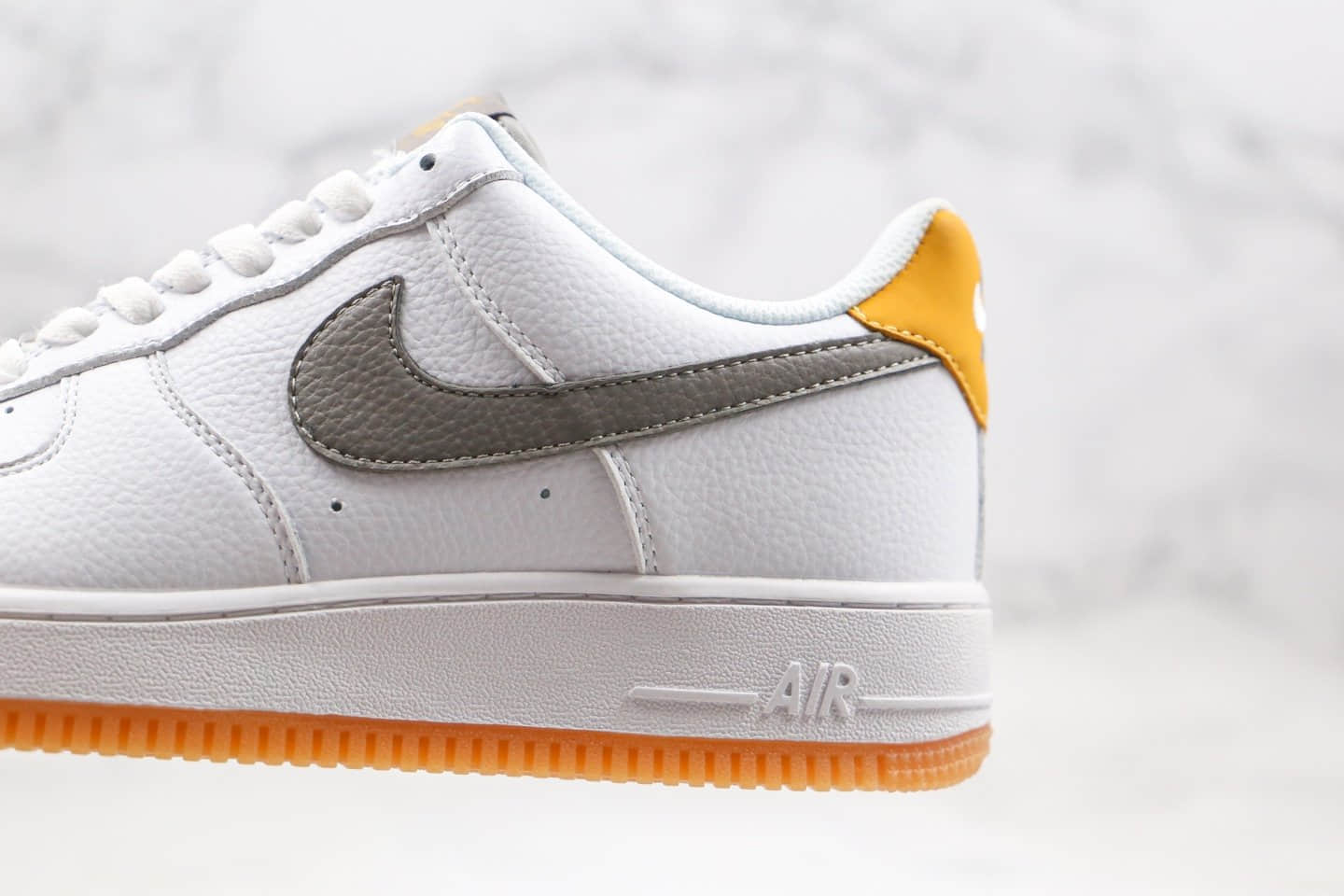 耐克Nike WMNS Air Force 1'07纯原版本低帮空军一号白灰黄色灰钩内置气垫原厂黑盒 货号:CJ8836-100