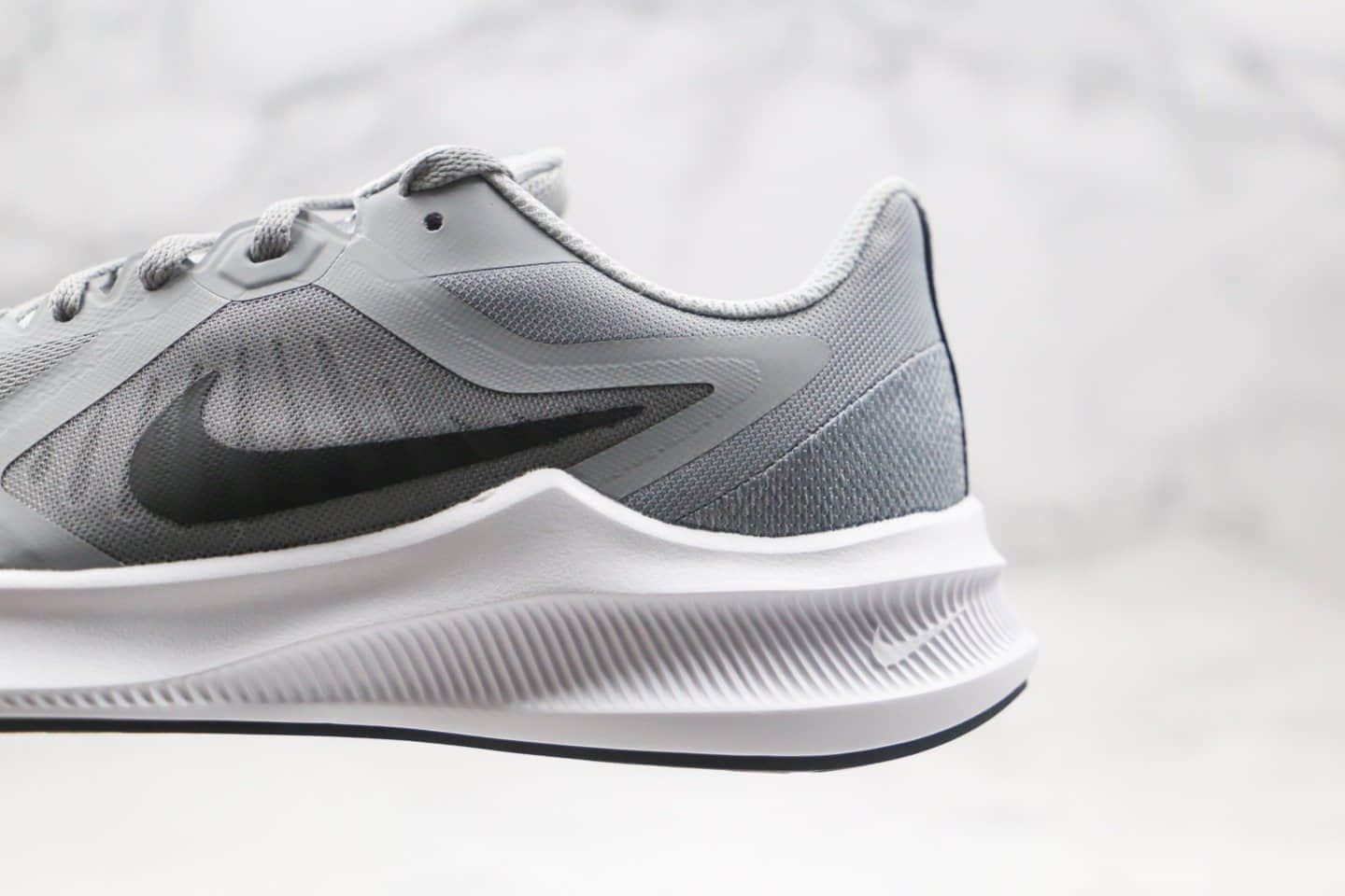 耐克Nike Downshimdter 10纯原版本登月10代灰黑色针眼透气慢跑鞋原厂缓震大底 货号：CI9981-003