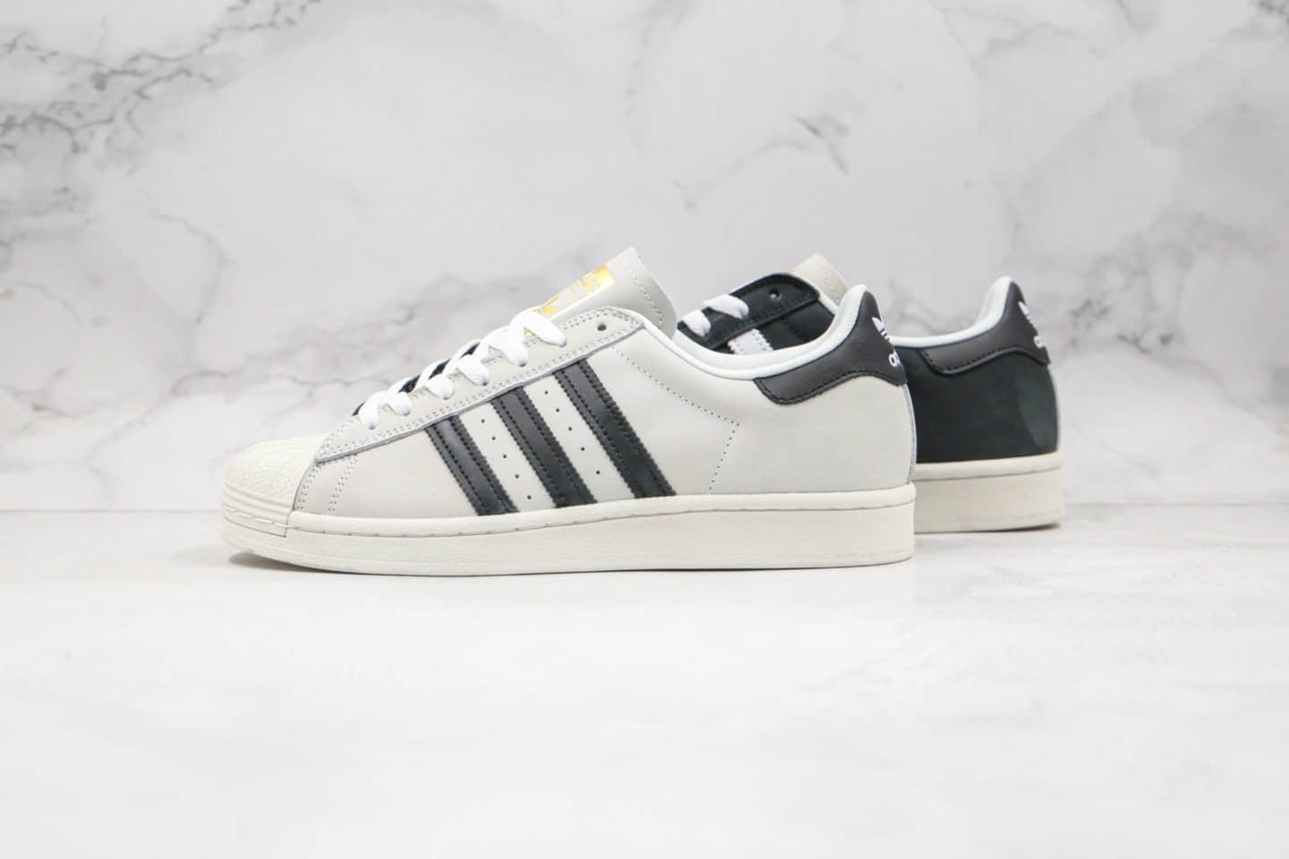 阿迪达斯Adidas Superstar Originals纯原版本三叶草贝壳头五十周年黑白阴阳灰黑白色原盒原标原楦头纸板打造 货号:FV0323