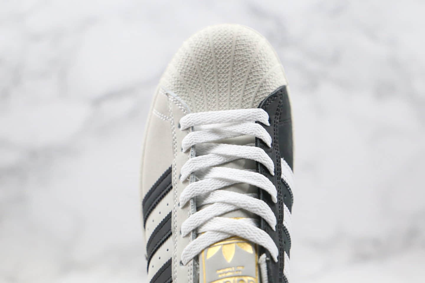 阿迪达斯Adidas Superstar Originals纯原版本三叶草贝壳头五十周年黑白阴阳灰黑白色原盒原标原楦头纸板打造 货号:FV0323