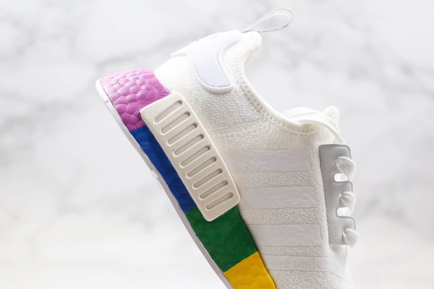 阿迪达斯Adidas Boost NMD R1纯原版本爆米花跑鞋NMD撞色白彩虹配色区别市面通货版本 货号:FY9024
