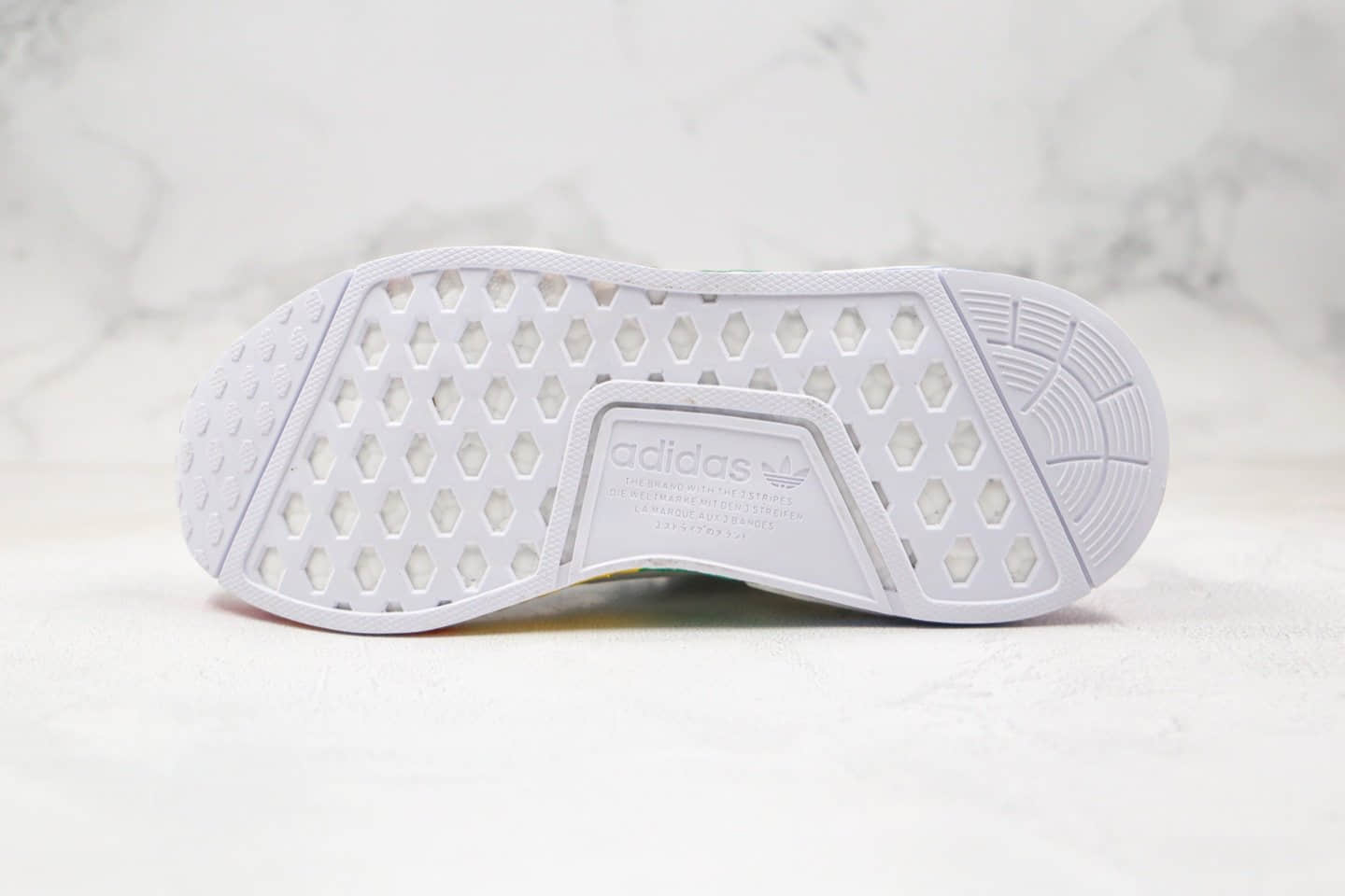 阿迪达斯Adidas Boost NMD R1纯原版本爆米花跑鞋NMD撞色白彩虹配色区别市面通货版本 货号:FY9024