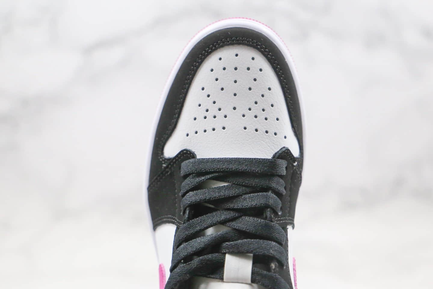乔丹Air Jordan 1 Mid纯原版本中帮AJ1黑白骚粉原楦头纸板打造正确鞋面材质 货号:BQ6472-005