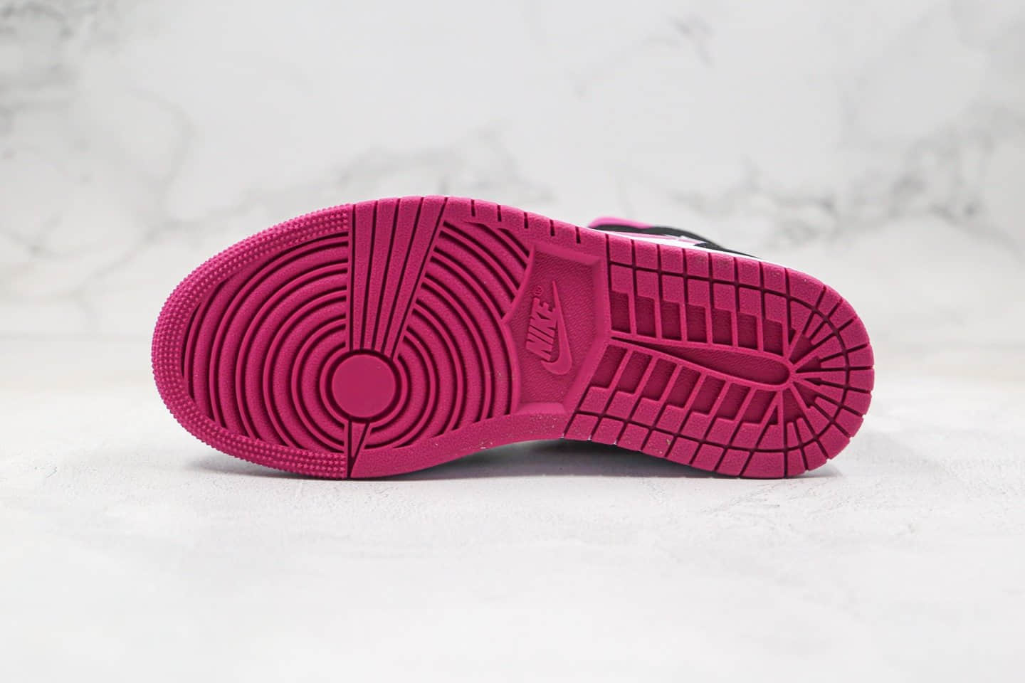 乔丹Air Jordan 1 Mid纯原版本中帮AJ1黑白骚粉原楦头纸板打造正确鞋面材质 货号:BQ6472-005