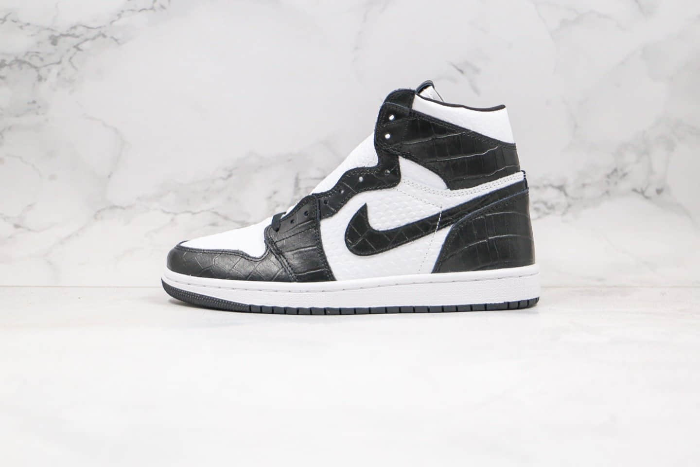 乔丹Air Jordan The Shoes Surgeon纯原版本高帮AJ1黑白色印有太极蛇纹正确后跟定型原盒原标 货号:555088-010