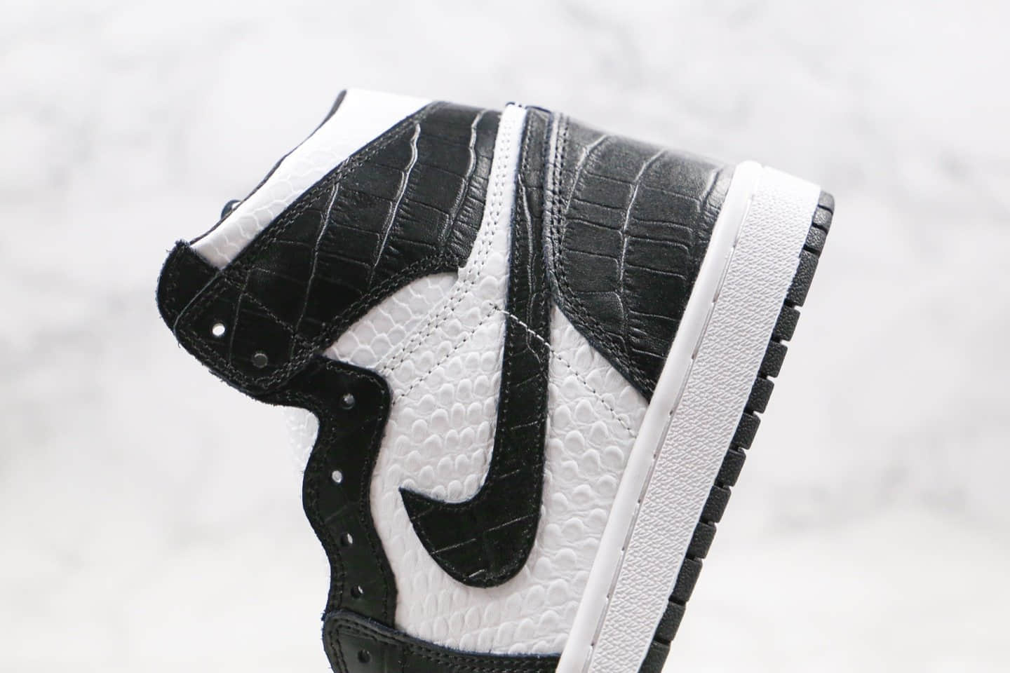 乔丹Air Jordan The Shoes Surgeon纯原版本高帮AJ1黑白色印有太极蛇纹正确后跟定型原盒原标 货号:555088-010