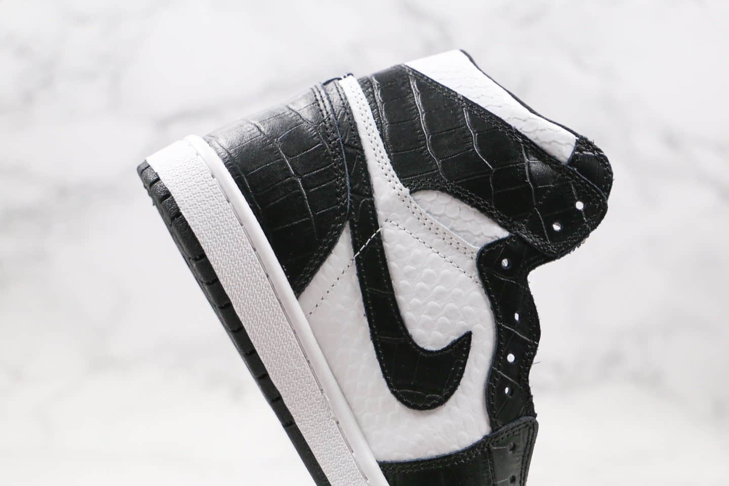 乔丹Air Jordan The Shoes Surgeon纯原版本高帮AJ1黑白色印有太极蛇纹正确后跟定型原盒原标 货号:555088-010