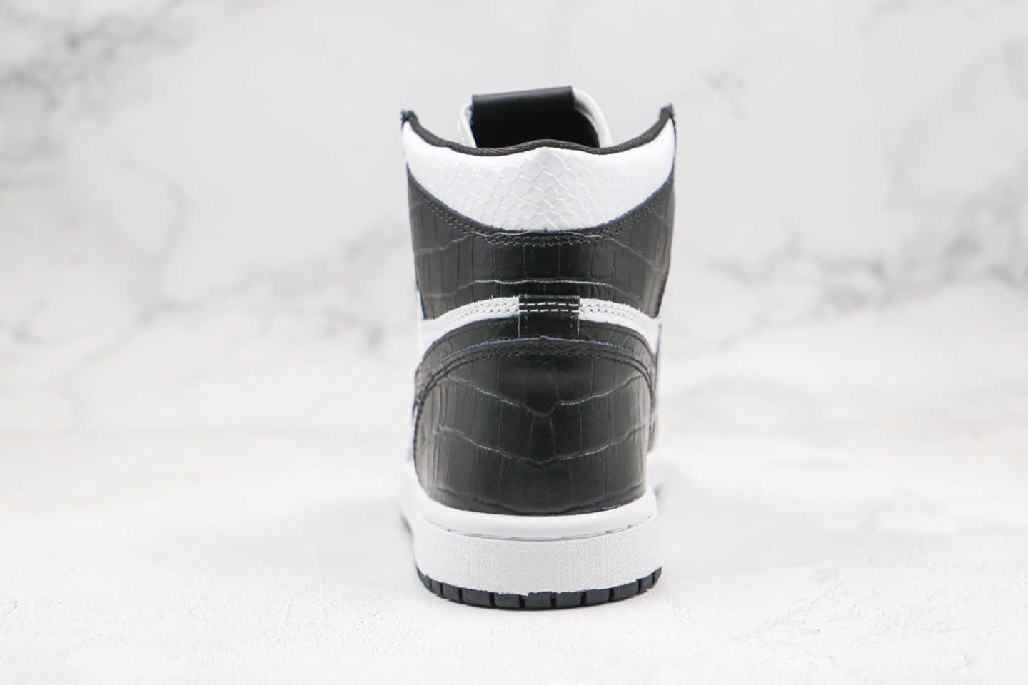 乔丹Air Jordan The Shoes Surgeon纯原版本高帮AJ1黑白色印有太极蛇纹正确后跟定型原盒原标 货号:555088-010