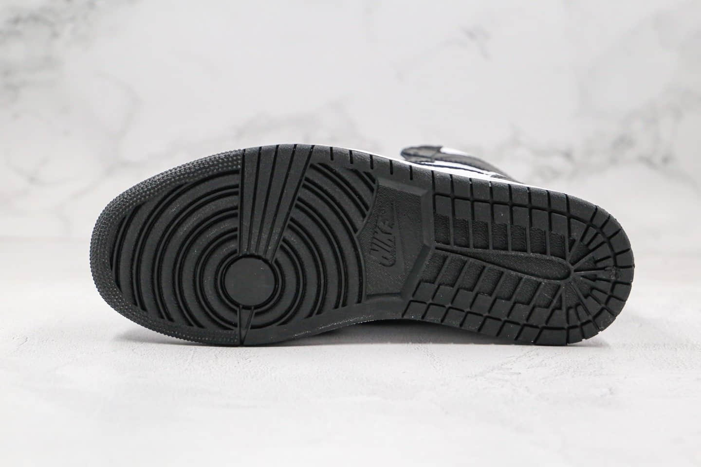 乔丹Air Jordan The Shoes Surgeon纯原版本高帮AJ1黑白色印有太极蛇纹正确后跟定型原盒原标 货号:555088-010