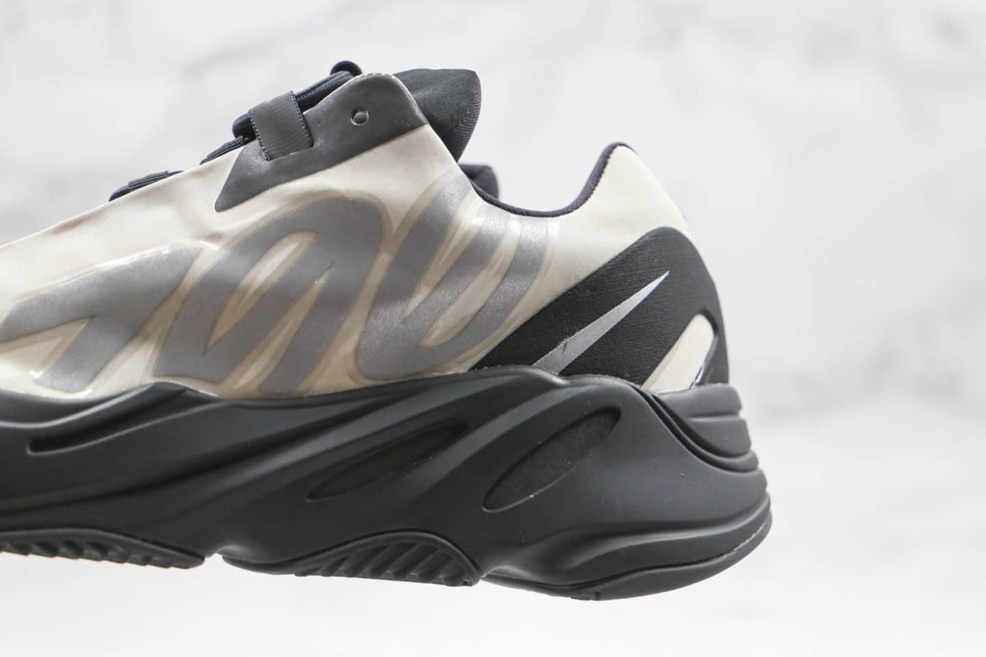 阿迪达斯Adidas Yeezy Boost 700V3纯原版本椰子700三代爆米花跑鞋水泥灰黑色原盒原标 货号:FY3729