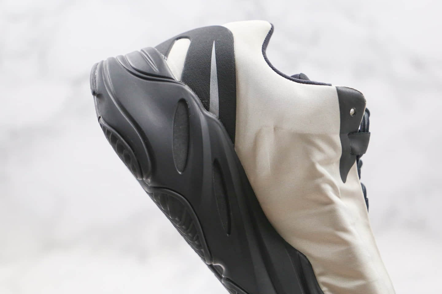 阿迪达斯Adidas Yeezy Boost 700V3纯原版本椰子700三代爆米花跑鞋水泥灰黑色原盒原标 货号:FY3729