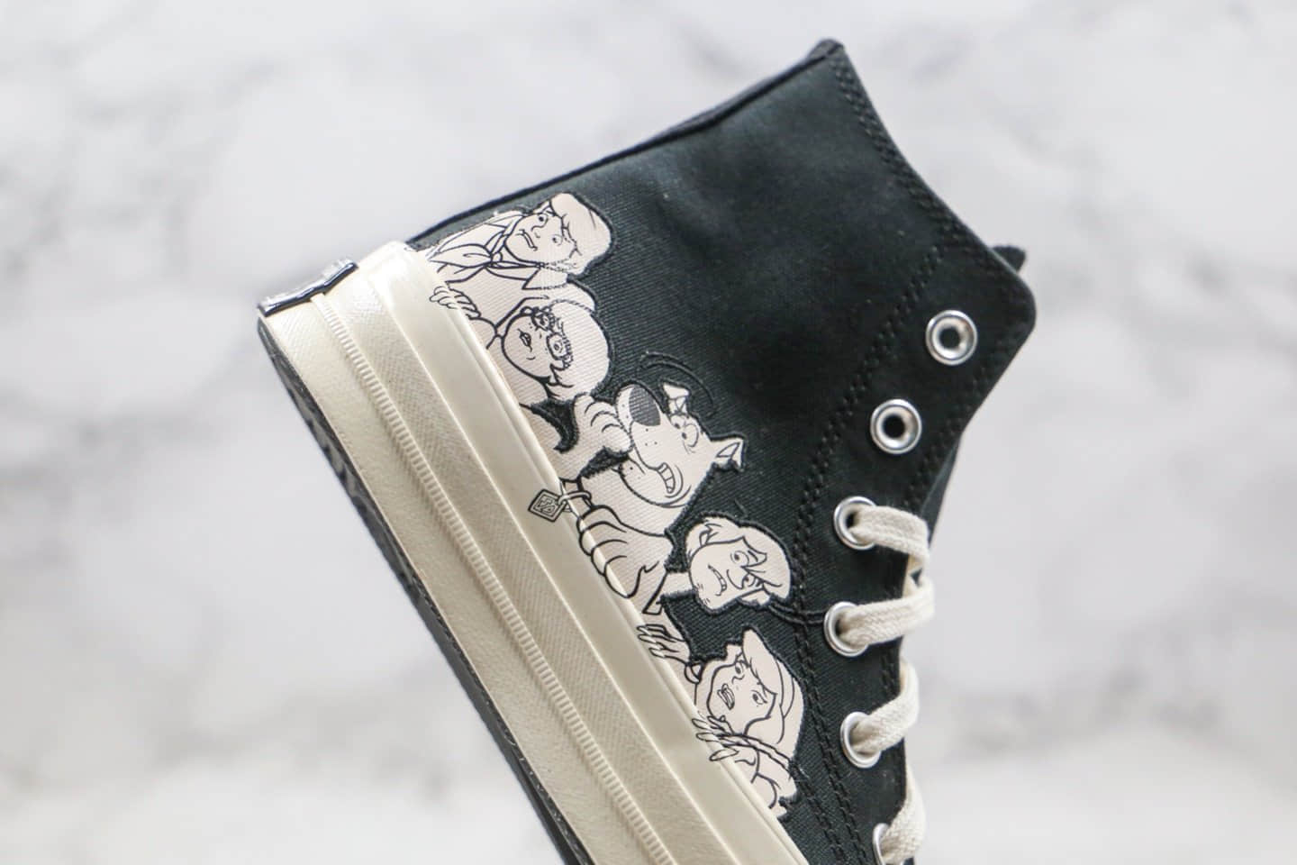 匡威Converse x Scooby-Doo公司级版本史酷比联名款高帮黑白色人物涂鸦帆布鞋原档案数据开发 货号:169072C