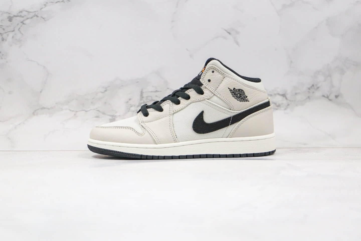 乔丹Air Jordan Mid纯原版本中帮AJ1新灰白黑勾磨砂灰配色正确后跟定型 货号:852542-002