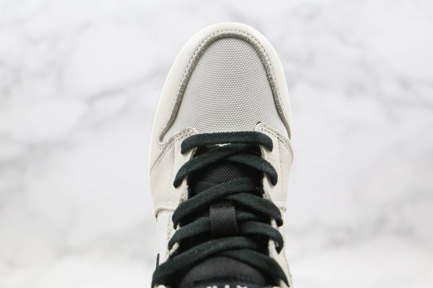 乔丹Air Jordan Mid纯原版本中帮AJ1新灰白黑勾磨砂灰配色正确后跟定型 货号:852542-002
