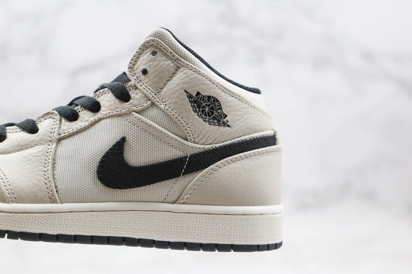 乔丹Air Jordan Mid纯原版本中帮AJ1新灰白黑勾磨砂灰配色正确后跟定型 货号:852542-002