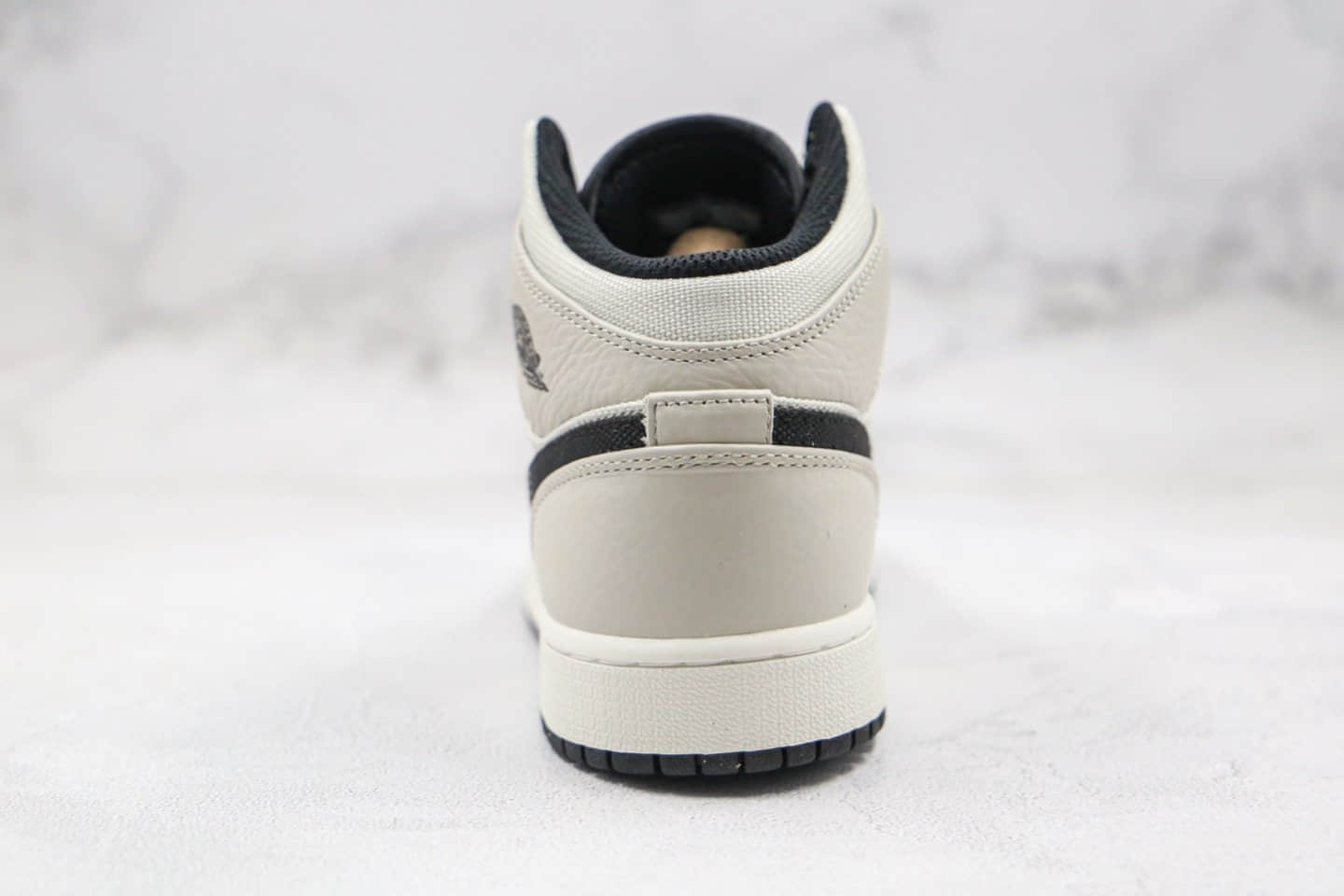 乔丹Air Jordan Mid纯原版本中帮AJ1新灰白黑勾磨砂灰配色正确后跟定型 货号:852542-002