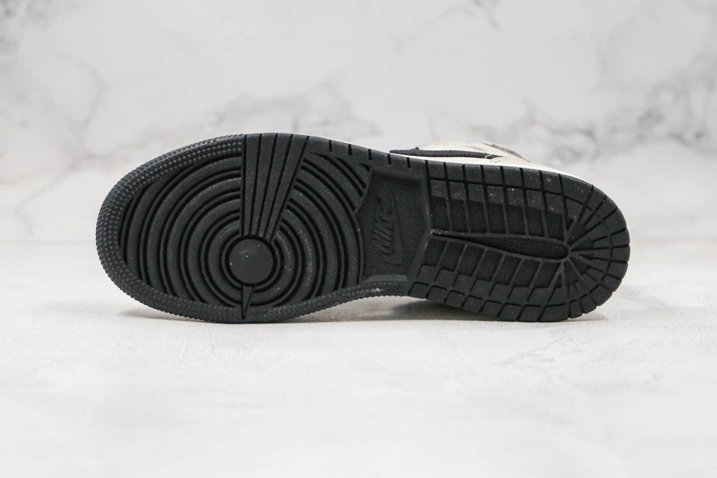 乔丹Air Jordan Mid纯原版本中帮AJ1新灰白黑勾磨砂灰配色正确后跟定型 货号:852542-002